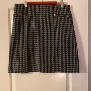 I can grey hounds tooth pull on skirt with two decorative gold zippers